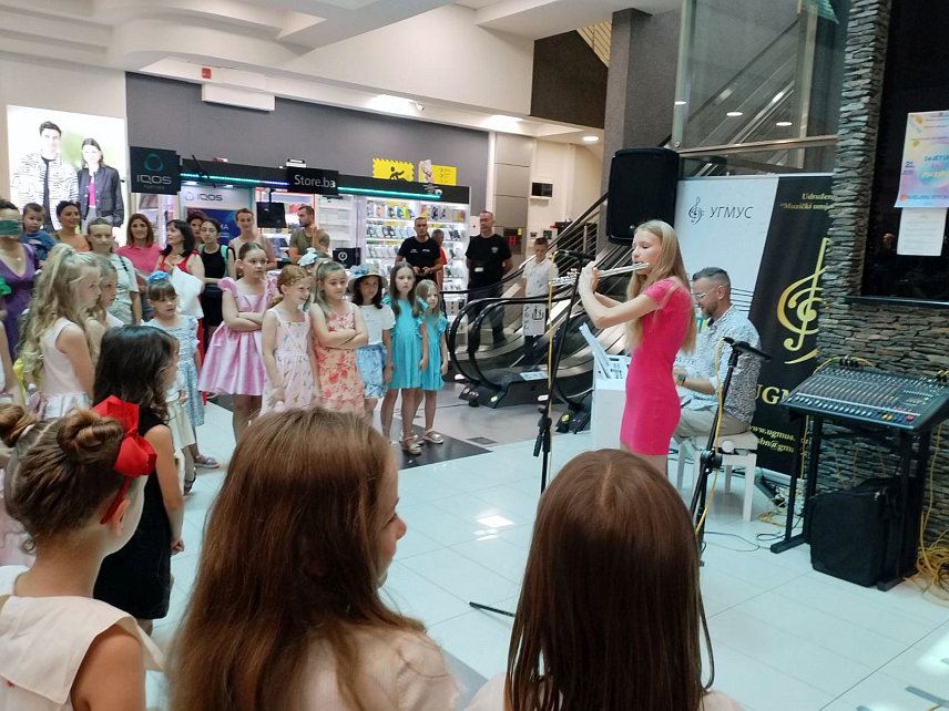 БИЈЕЉИНА, 21. ЈУНА /СРНА/ - Удружење "Музички умјетници Семберије" обиљежило је Свјетски дан музике концертом класичне музике у холу тржног центра у Бијељини.