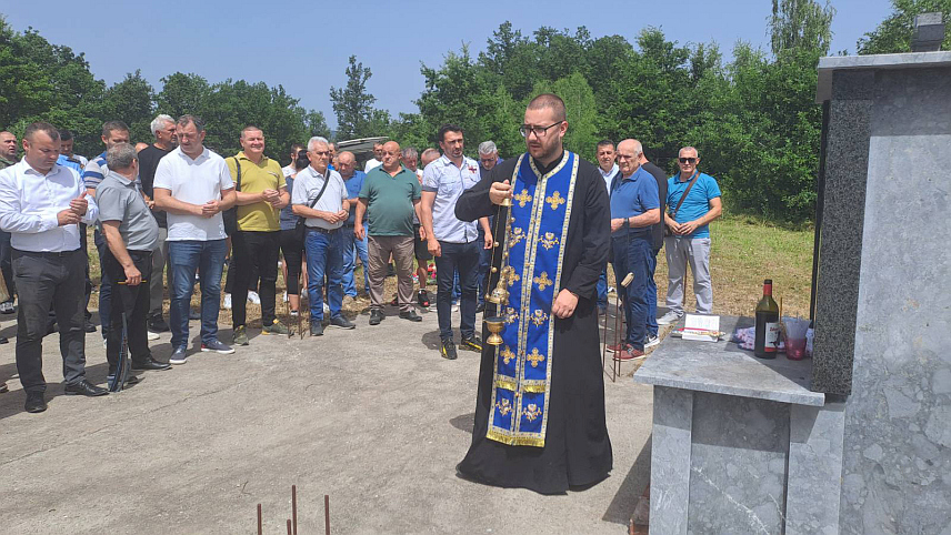 СРЕБРЕНИЦА, 21. ЈУНА /СРНА/ – У сребреничком селу Ратковићи данас је служен парастос, прислужене свијеће настрадалим и положено цвијеће код спомен-обиљежја поводом 32 године од страдања двадесет и четворо Срба из тог села, од којих су скоро сви били цивили.