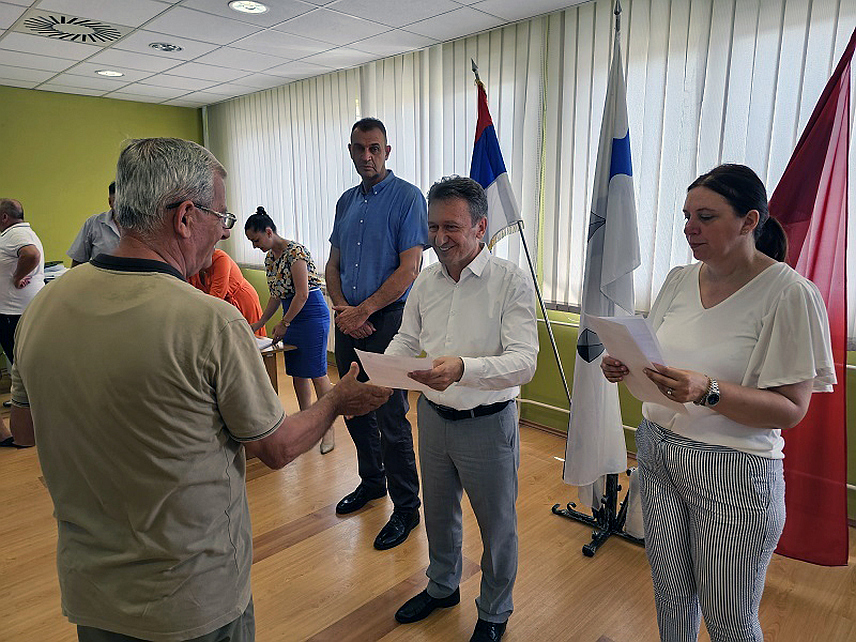 УГЉЕВИК, 21. ЈУНА /СРНА/ - Начелник општине Угљевик Василије Перић уручио је данас подстицајна рјешења за 99 пчелара са подручја ове подмајевичке општине, укупне вриједности 46.000 КМ из локалног буџета.