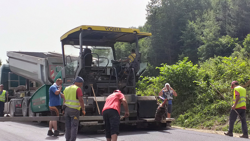 ВЛАСЕНИЦА, 21. ЈУНА /СРНА/ - У општини Власеница у току је асфалтирање дионице магистралног пута од Улице жртава Рогосије према општини Хан Пијесак, које ће бити завршено до почетка зимске сезоне и отварања Ски-центра "Игришта".