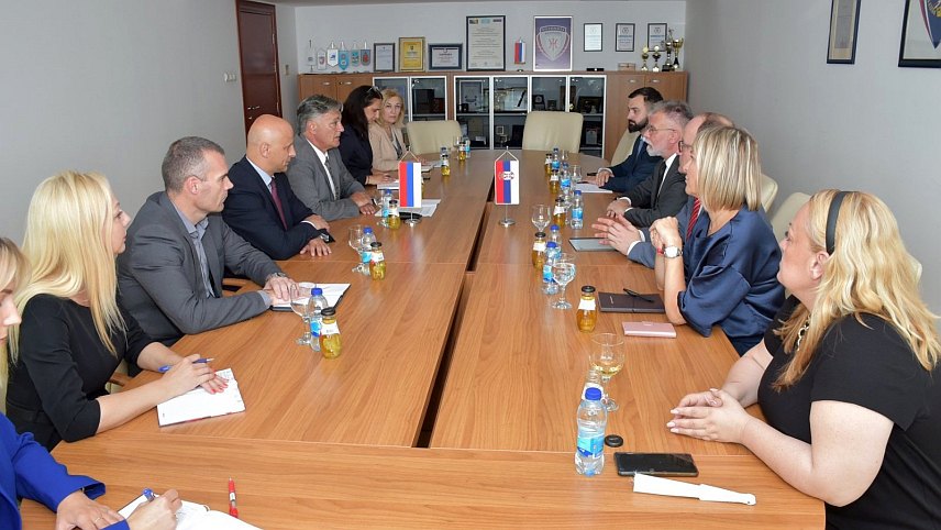 БАЊАЛУКА, 21. ЈУНА /СРНА/ - Министар унутрашних послова Републике Српске Синиша Каран и директор полиције Синиша Кострешевић разговаралу су данас у Бањалуци са министром за информисање и телекомуникације Републике Србије Дејаном Ристићем.