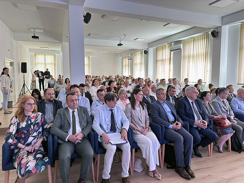 ФОЧА, 21. ЈУНА /СРНА/ - У Фочи се одржава 15. Симпозијум Удружења хирурга Републике Српске и Хируршке секције Српског љекарског друштва Србије, који је окупио више од стотину љекара са простора Србије, Републике Српске, БиХ, Словеније, Мађарске и Јапана.