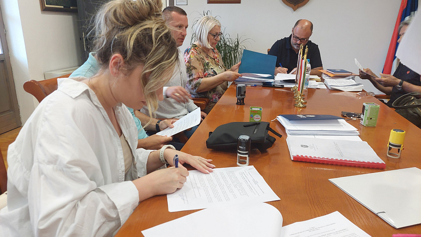 ВИШЕГРАД, 21.ЈУНА /СРНА/ - Начелник општине Вишеград Младен Ђуревић потписао је уговоре о финансирању пројеката са представницима 11 невладиних организација регистрованих у овој општини, за шта је из буџета издвојено 50.000 КМ.