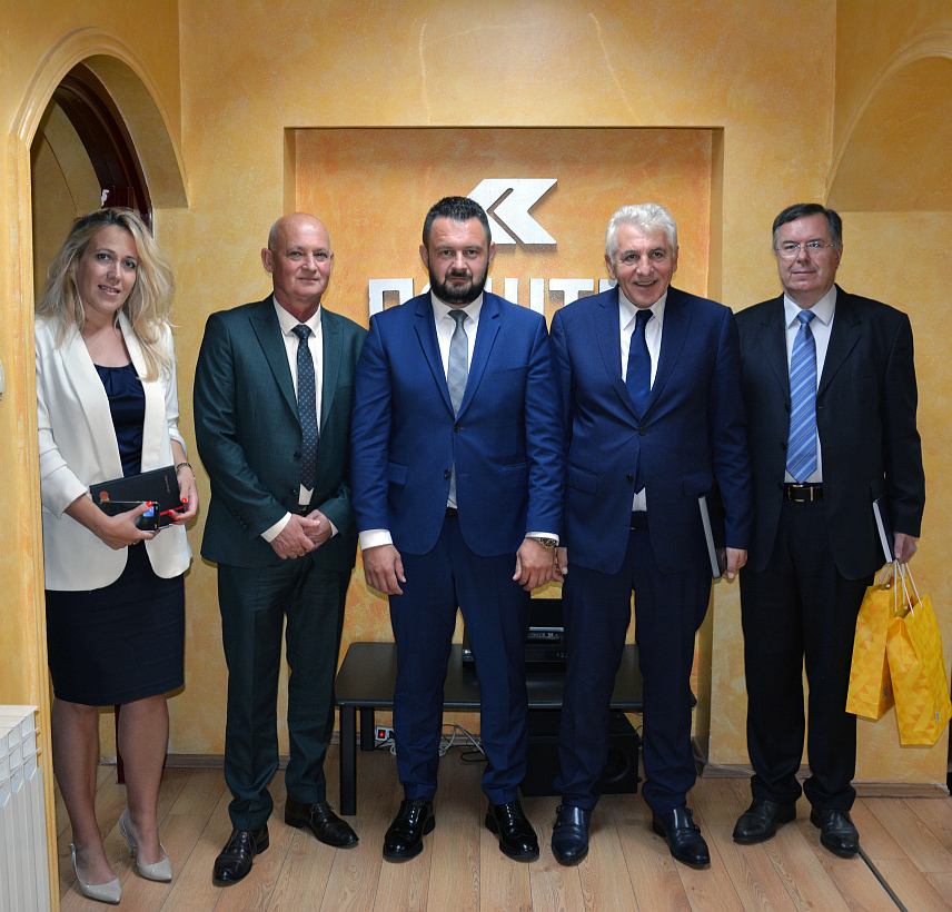 БАЊАЛУКА, 21. ЈУНА /СРНА/ - Директор "Пошта Српске" Миладин Радовић угостио је данас делегацију "Пошта Србије" предвођену вршиоцем дужности директора Зораном Анђелковићем како би наставили разговоре с циљем даљег продубљивања сарадње два поштанска оператера након недавног Свесрпског сабора и договора постигнутих у Београду.