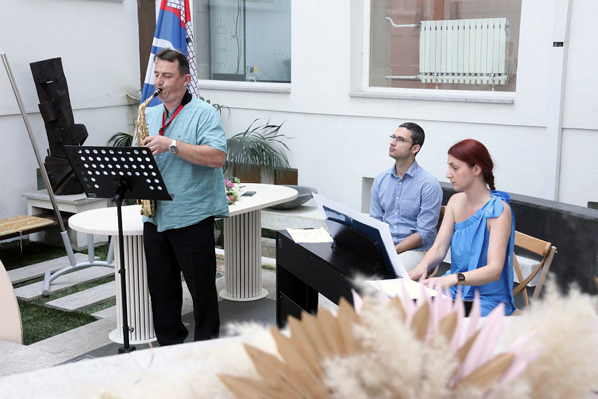 БАЊАЛУКА, 21. ЈУНА /СРНА/ - Студенти и професори Студијског програма музичке умјетности Академије умјетности Универзитета у Бањалуци одржали су данас хуманитарне концерте на неколико локација у граду поводом 21. јуна - Свјетског дана музике.