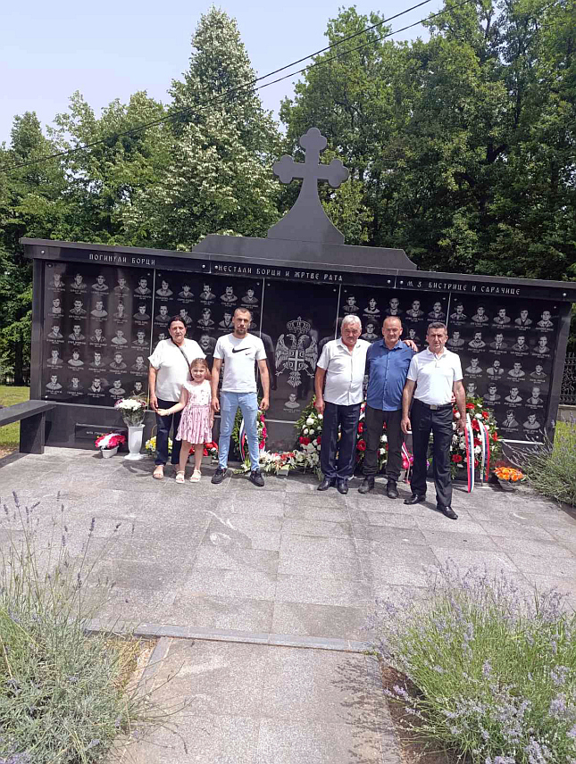 БАЊАЛУКА, 22.ЈУН /СРНА/ - У Бањалуци је данас служен помен за 101 погинулог борца Војске Републике Српске у Одбрамбено-отаџбинском рату из мјесних заједница Бистрица и Сарачица, као и за 36 погинулих бораца из Рекавице.