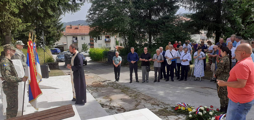 ПАЛЕ, 22. ЈУНА /СРНА/ - На Палама је данас одата почаст свим људима који су у тешким условима радили у Војној болници "Коран", освештана је спомен-плоча погинулом и умрлом медицинском и немедицинском особљу, те положено цвијеће у оквиру манифестације "Сјећање на јуни 1992. године".