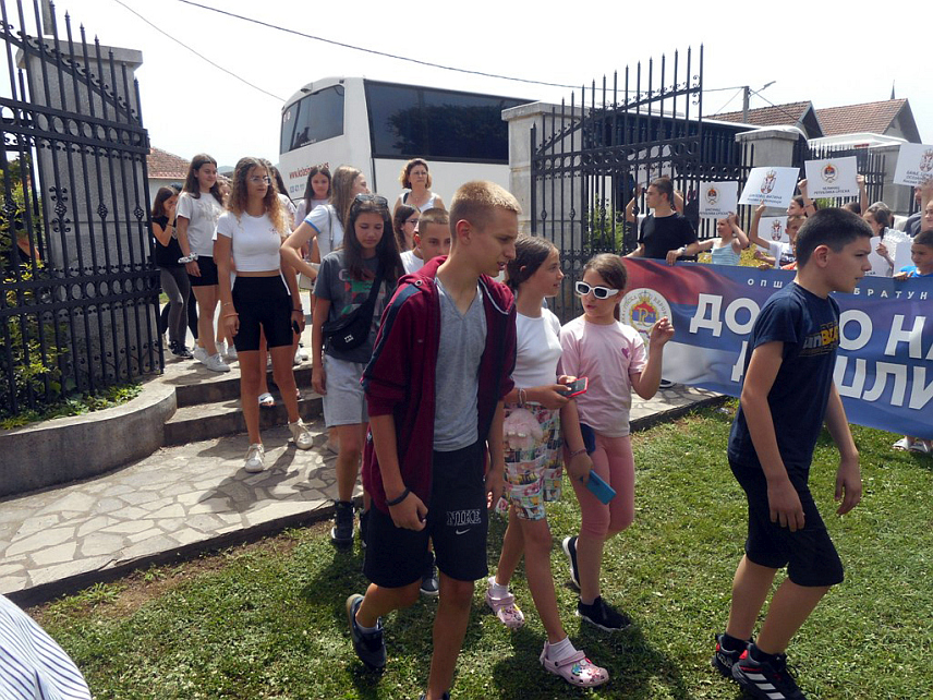 БРАТУНАЦ, 22. ЈУНА /СРНА/ - У порти Цркве Успења Пресвете Богородице у Братунцу приређен је свечани дочек и културни програм за 650 дјеце и њихових наставника, те младих са потешкоћама у развоју са Косова и Метохије након што су стигли у Републику Српску, гдје ће боравити наредних седам дана код својих вршњака.