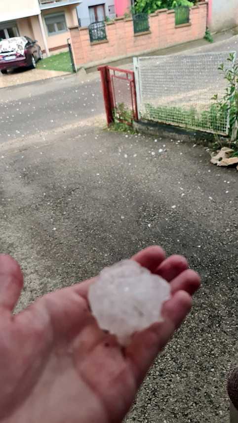 ДОБОЈ, 22. ЈУНА /СРНА/ - Олујно невријеме захватило је данас Добој гдје пада крупан лед.	

