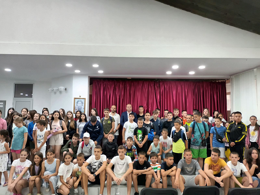 ЗВОРНИК, 22. ЈУНА /СРНА/ - Градоначелник Зворника Бојан Ивановић дочекао је ученике са Косова и Метохије у холу Основне школе "Свети Сава", који ће наредних седам дана боравити код својих вршњака на подручју града.