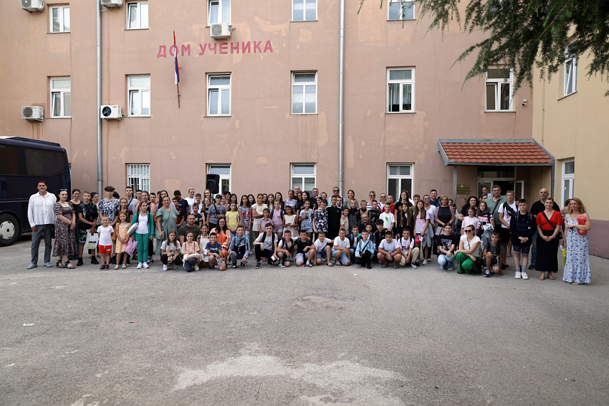 ТРЕБИЊЕ, 22. ЈУНА /СРНА/ - У Требиње је вечерас допутовало 46 дјеце из мјеста Штрпце са Косова и Метохије, који ће у најјужнијем граду Српске провести седам дана.