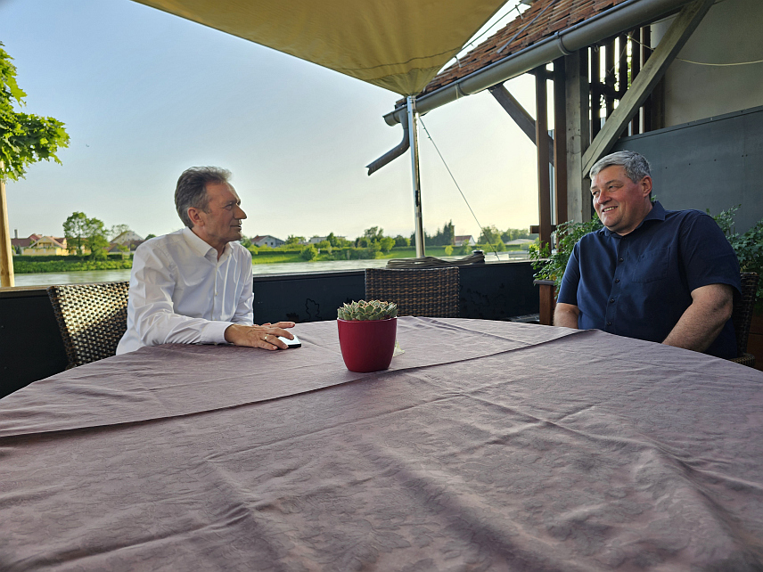 КИДРИЧЕВО, 22. ЈУНА /СРНА/ - Начелник Угљевика Василије Перић од данас борави у словеначкој општини Кидричево са којом подмајевичка општина његује братске односе.