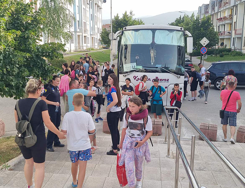 ИСТОЧНА ИЛИЏА, 22. ЈУНА /СРНА/ - Дјецу са Косова и Метохије вечерас су у Источној Илиџи и Источном Новом Сарајеву дочекали њихови вршњаци и домаћини.