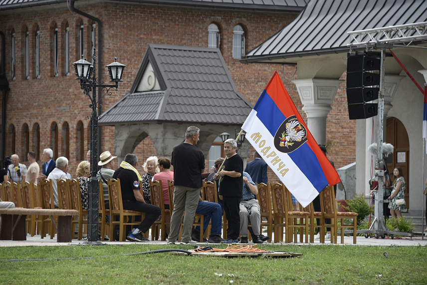 МОДРИЧА, 23. ЈУНА /СРНА/ - На Дугој Њиви код Модриче почело је обиљежавање 32 година од пробоја коридора кроз Посавину на Видовдан 1992. године, чиме је окончана 42 дана дуга копнено-ваздушна блокада западног дијела Српске и Републике Српске Крајине у којој је било милион и по Срба.