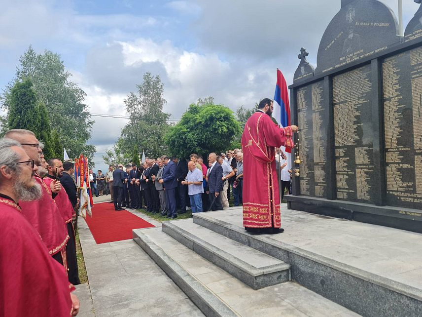МОДРИЧА, 23. ЈУНА /СРНА/ - Код манастира на Дугој Њиви данас је служен парастос и код спомен-обиљежје за 413 погинулих бораца Војске и Полиције Републике Српске и Републике Српске Краине у пробоју коридора.