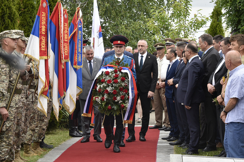 МОДРИЧА, 23. ЈУНА /СРНА/ - Код спомен-обиљежја на Дугој Њиви вијенце и цвијеће за 413 погинулих бораца Војске и Полиције Републике Српске и Републике Српске Крајине у пробоју коридора, положили су предсједник Републике Српске Милорад Додик, премијер Радован Вишковић и министар рада и борачко-инвалидске заштите Данијел Егић, те државни секретар Министарства за рад, запошљавање, борачка и социјална питања Србије Зоран Антић.