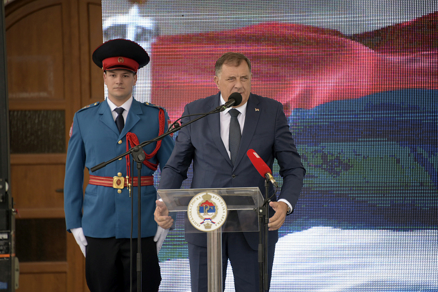 МОДРИЧА, 23. ЈУНА /СРНА/ - Предсједник Републике Српске Милорад Додик током обраћања на Дугој Њиви гдје се обиљежавају 32 године од пробоја коридора.