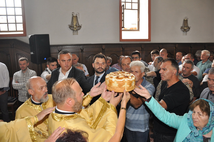 ПРИЈЕДОР, 23. ЈУНА /СРНА/ - Приједор је данас обиљежио славу града Духове, а у Цркви Свете Тројице служена је Света литургија, којом је обиљежена и храмовна слава.