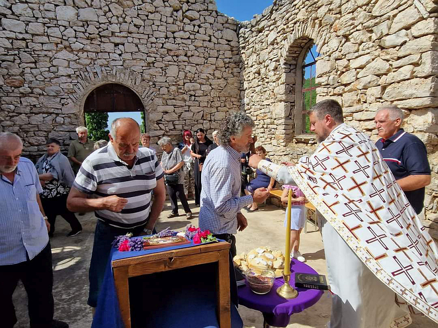 БОСАНСКО ГРАХОВО, 23. ЈУНА /СРНА/ - Храм Свете Тројице у селу Уништа на подручју Босанског Грахова прославио је славу Духови, а тим поводом окупио се велики број вјерника, иако данас у овом селу не живи ниједан Србин.