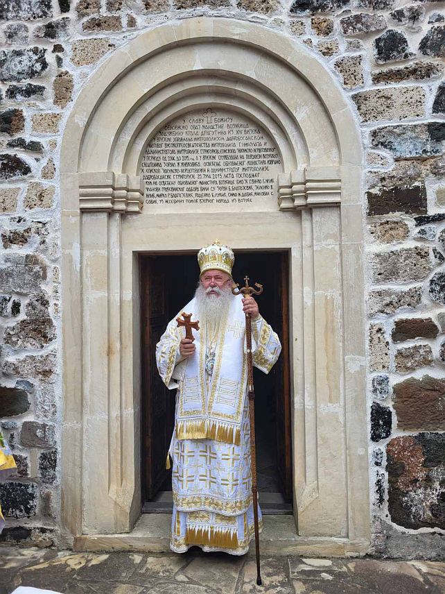 ВОЗУЋА, 23. ЈУНА /СРНА/ - Његово високопреосвештенство митрополит дабробосански Хризостом изјавио је данас у Манастиру Свете Tројице - Возућица, да ова древна немањићка светиња и у тешка времена сабира српски народ који је страдао и прогнан, али одавде одлази ојачан и охрабрен да се никада и никога не боји и да своју вјеру исповиједа.