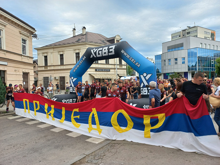 ПРИЈЕДОР, 23. ЈУНА /СРНА/ - У Приједору је данас одржана хуманитарна "Трка из блока" која је окупила рекордних 250 учесника, како професионалних атлетичара, тако и рекреативаца, а сав приход намијењен је за изградњу куће породице Ђурашиновић из Новог Града.