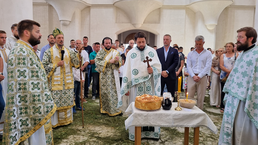 МОСТАР, 23. ЈУНА/СРНА/ - Вјерни народ Мостара и цијеле Херцеговине окупили су се данас у великом броју у Саборном храму Свете Тројице да би прославили крсну славу ове светиње која 30 година чека своју потпуну обнову.