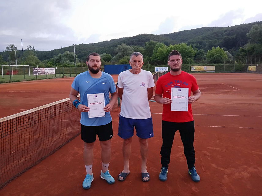 НОВИ ГРАД, 23. ЈУНА /СРНА/ - Алдин Велић из Велике Кладуше побједник је у синглу на данас завршеном дводневном отвореном тениском првенству за ветеране и сениоре у Новом Граду.