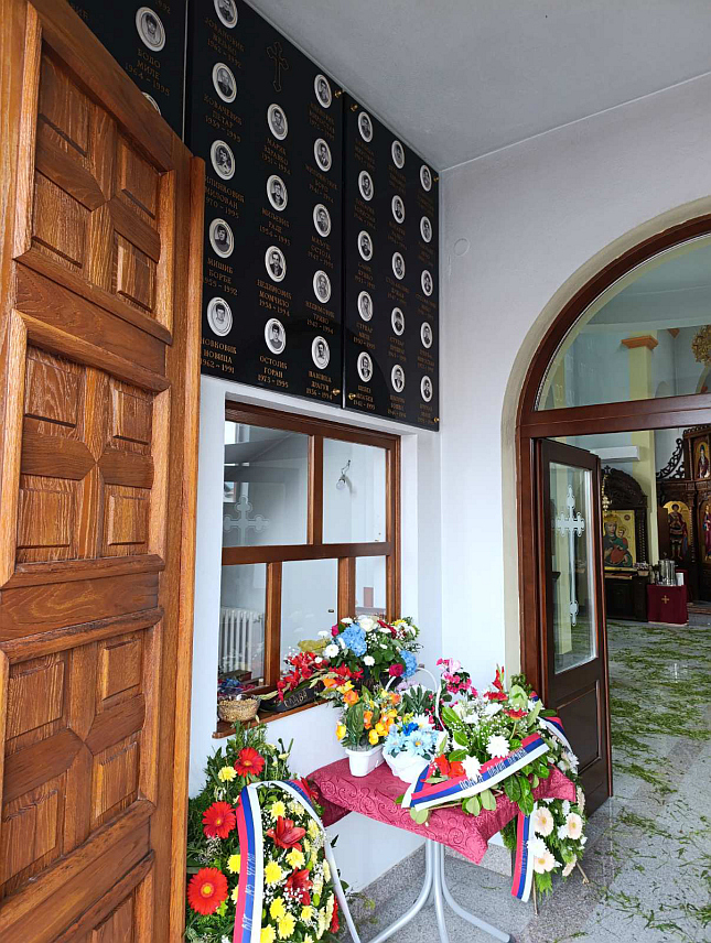 БАЊАЛУКА, 23. ЈУНА /СРНА/ - У бањалучком насељу Чесма данас је служен парастос за 44 погинула српска борца чија су имена исписана на споменику у порти цркве Светог Луке.