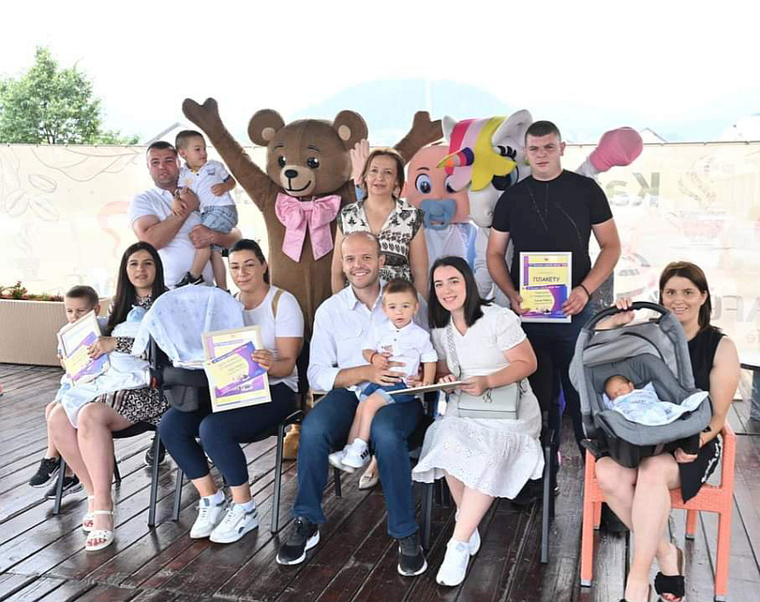 ПАЛЕ, 23. ЈУНА/СРНА/ - Традиционална 25. манифестација "Конференција беба" на Палама окупила је данас 253 малишана до двије године, а титулу најмлађе бебе понио је Јаков Работа, који је рођен прије девет дана.