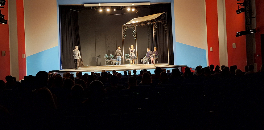 ДРВАР, 23. ЈУНА /СРНА/ - Глумци Народног позоришта Републике Српске вечерас су у Дрвару одиграли представу "Ожалошћена породица", а прикупљени новац од продаје улазница биће усмјерен за лијечење самохране мајке Ане Глогиње.