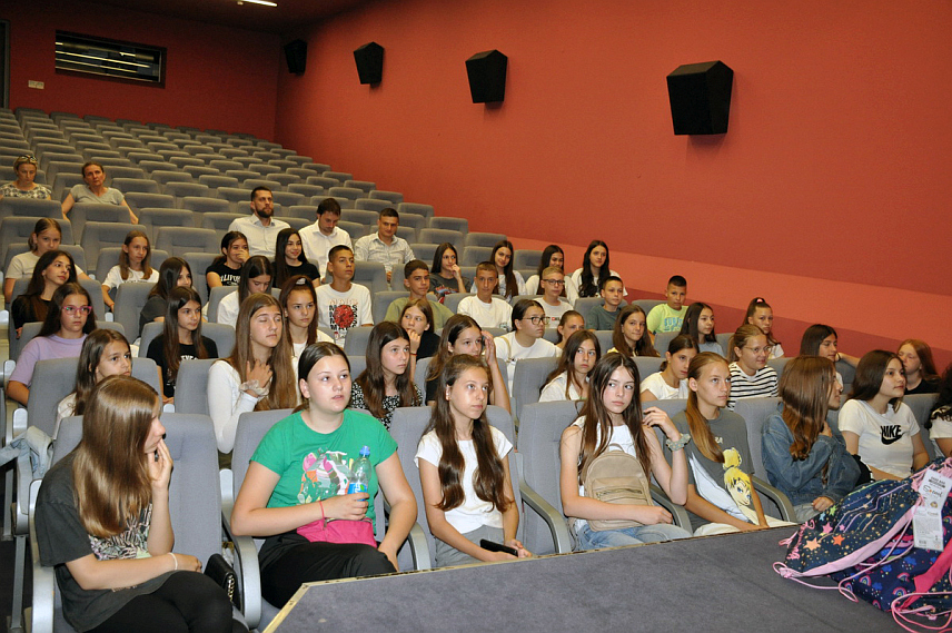 ПРИЈЕДОР, 24. ЈУНА /СРНА/ - Предсједник Одбора за помоћ Косову и Метохији Милорад Арлов изјавио је данас да је град Приједор осми пут домаћин српској дјеци с Косова и Метохије и да је једна од 15 локалних заједница у 12. пројекту "Спојимо дјецу Косова и Метохије и Републике Српске".