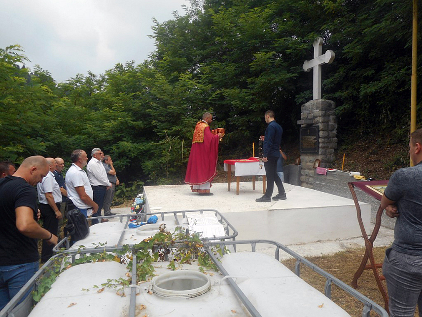 СРЕБРЕНИЦА, 24. ЈУНА /СРНА/ - У Сребреници је данас служен парастос код спомен-крста и костурнице жртвама усташког злочина поводом обиљежавања 81 године од свирепог убиства 250 српских цивила које су усташе убиле на други и трећи дан Тројица 1943. године у овом мјесту и оближњим селима Витловци и Залазје.