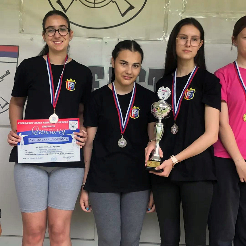 СОКОЛАЦ, 24. ЈУНА /СРНА/ - Пионирке Стрељачког клуба "Гласинац" са Сокоца освојиле су друго мјесто екипно на Првенству Републике Српске у Tеслићу на којем је наступило седам клубова из Српске, рекао је Срни тренер Огњен Мијатовић.