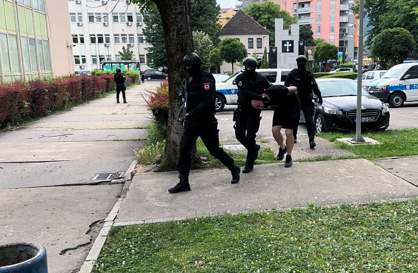 БАЊАЛУКА, 24. ЈУНА /СРНА/ - Бањалучка полиција ухапсила је данас лице чији су иницијали Р.П. из Бањалуке због сумње да је у више наврата озбиљно пријетило по живот и тијело два лица од којих је изнудило новац и путничко возило.