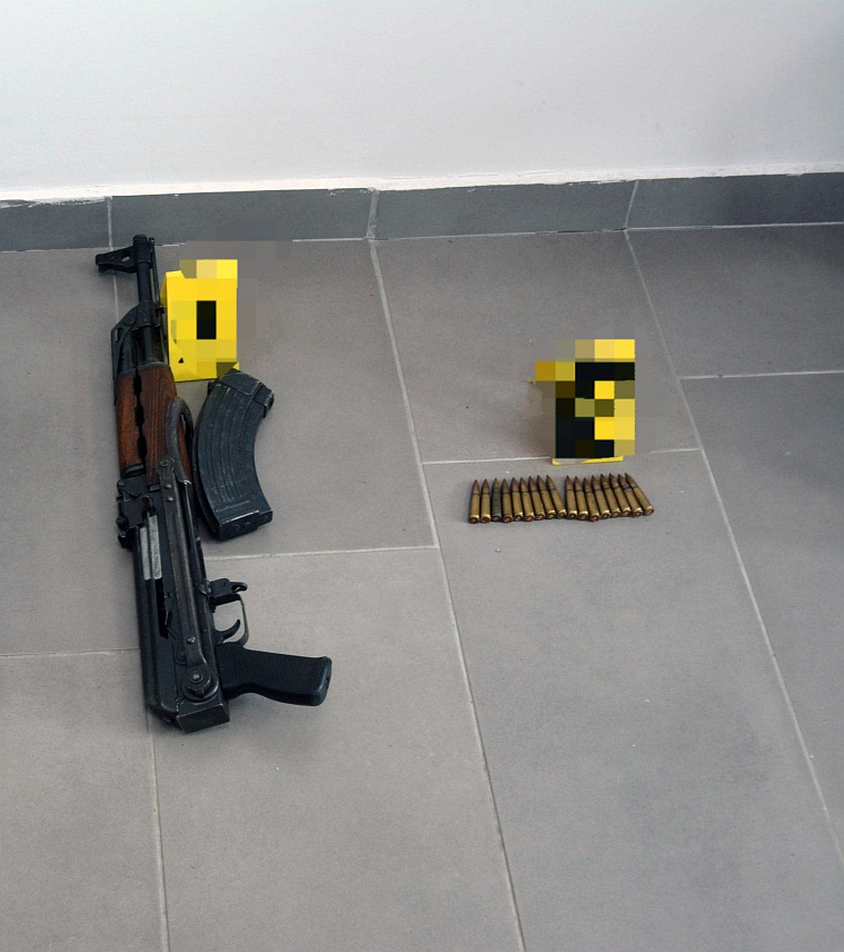 ДОБОЈ, 24. ЈУНА /СРНА/ -Полиција у Добоју пронашла је код два лица из овог града оружје, муницију и дрогу и против њих ће бити достављен извјештај Окружном јавном тужилаштву.
