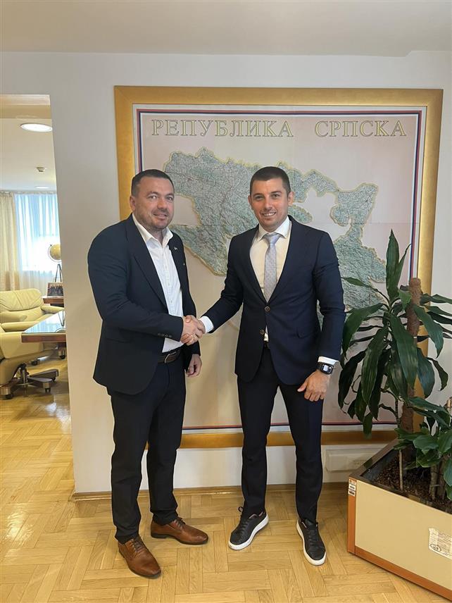 БАЊАЛУКА, 24. ЈУНА /СРНА/ - Министар трговине и туризма Републике Српске Денис Шулић и замјеник начелника општине Оштра Лука Душко Дошеновић разговарали су данас у Бањалуци.