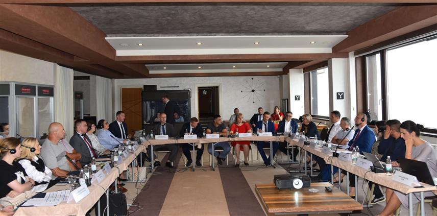 ЈАХОРИНА, 24. ЈУНА /СРНА/ - На Јахорини је отворен стручни курс о миграцијама на западном Балкану у оквиру којег ће представницима полицијских агенција региона бити представљени актуелни изазови у области миграција и азила, посебно Пакта ЕУ о миграцијама и азилу и његовог утицаја на регион.