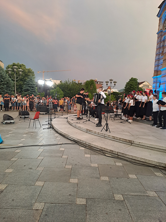 БАЊАЛУКА, 24. ЈУНА /СРНА/ - У Бањалуци је данас одржан Видовдански хуманитарни базар и концерт у организацији Одбора за помоћ Косову и Метохији из Бањалуке.