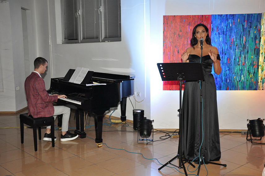 ПРИЈЕДОР, 24. ЈУНА /СРНА/ - У оквиру музичког дијела Фестивала цртежа и музике вечерас је у Галерији "Сретен Стојановић" концерт одржала солистикиња београдске опере Љубица Вранеш.