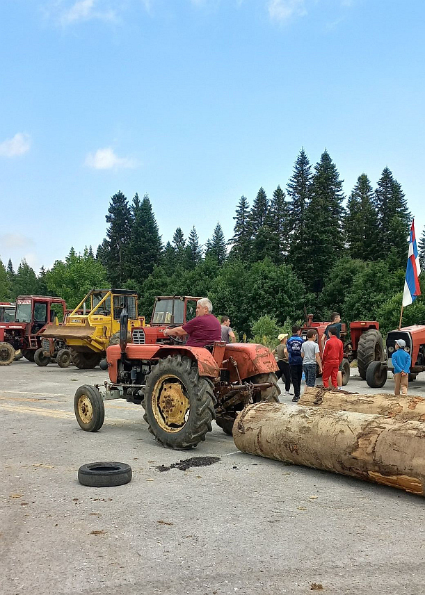 ХАН ПИЈЕСАК, 24.ЈУНА/СРНА/- Прва тракторијада одржана је на Мекотама код Хан Пијеска.