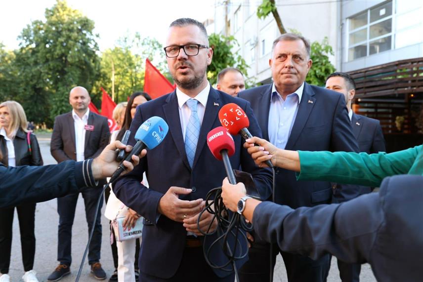 МОДРИЧА, 25. ЈУНА /СРНА/ - Предсједник Општинског одбора СНСД-а Модрича Борислав Ракић.