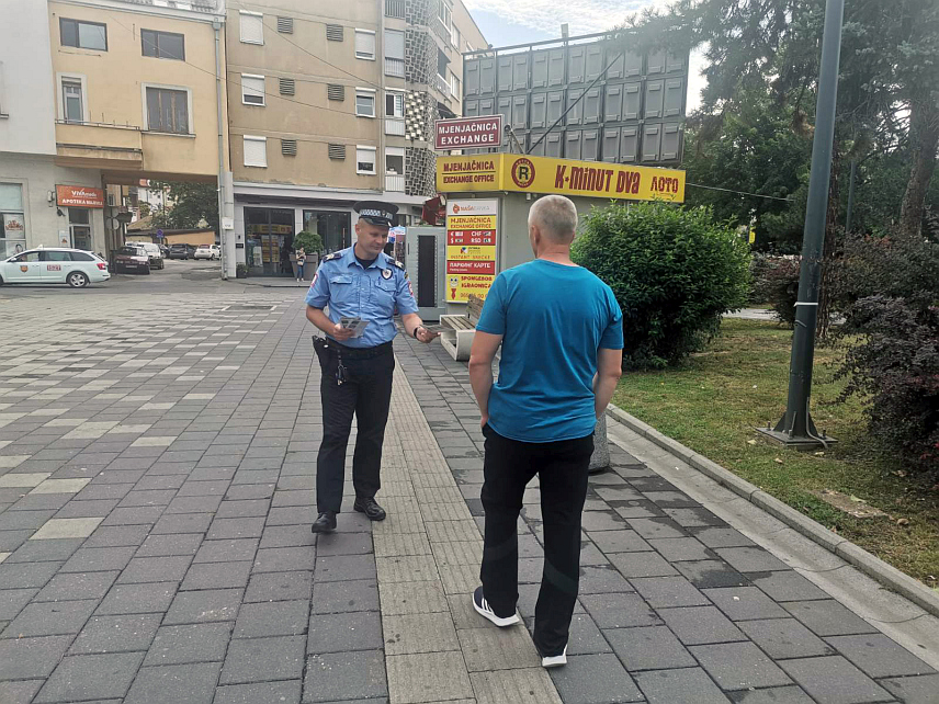 БИЈЕЉИНА, 25. ЈУНА /СРНА/ - Полицијска управа Бијељина организовала је данас у центру града уличну акцију подјеле летака са поруком "Не окрећи главу, помози" с циљем превенције и едукације о злоупотреби дроге.