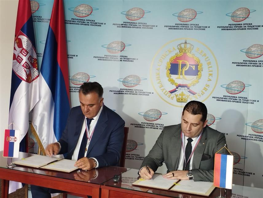 ЛАКТАШИ, 25.ЈУНА /СРНА/ - Директор Републичке управе за геодетске и имовинско -правне послове /УГИПП/ Драган Станковић и Републичког геодетског завода Србије Борко Драшковић потписали су данас у Лакташима Споразум о разумијевању којим је предвиђано унапређење сарадње између ове двије установе.