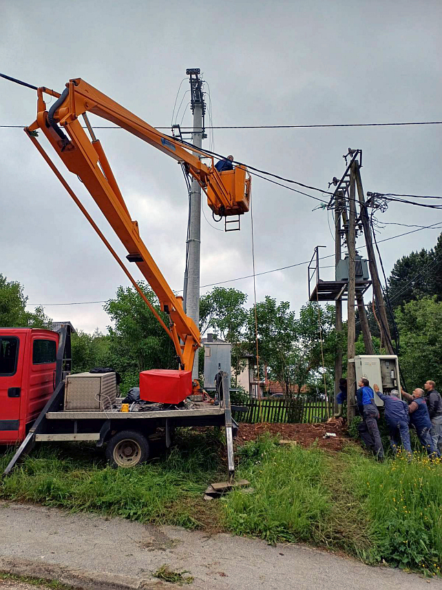 СОКОЛАЦ, 25. ЈУНА /СРНА/ - Tеренска јединица Соколац "Електродистрибуције" Пале наставља са радовима на унапређењу нисконапонске и средњенапонске мреже, у шта је у протекле четири године инвестирано више од два милиона КМ, изјавио је Срни управник ове јединице Срђан Кнежевић.
