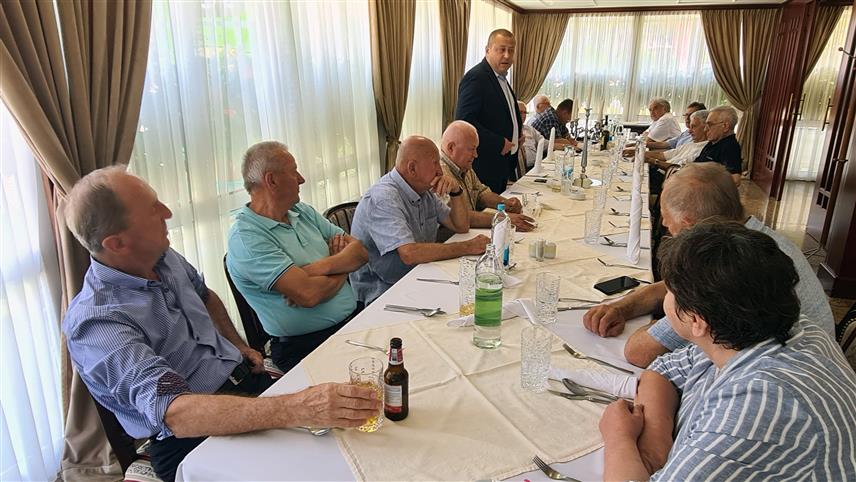 ДОБОЈ, 25. ЈУНА /СРНА/ - Градска управа Добој данас је организовала пријем за бивше функционере и добитнике високих признања поводом Дана града, 28. јуна, те су им уручене захвалнице и новчани поклони.