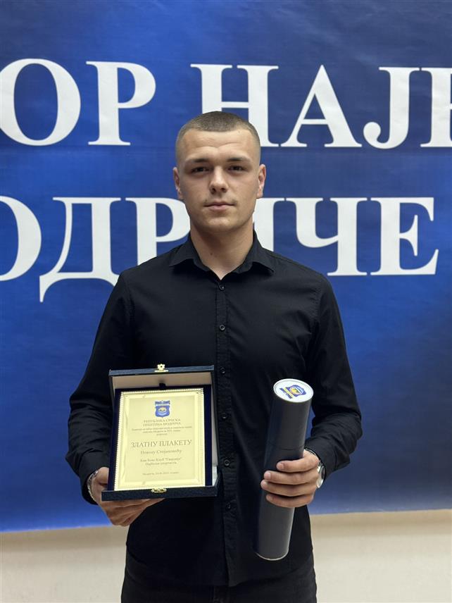 МОДРИЧА, 25. ЈУНА /СРНА/ - Члану Кик-бокс клуба "Гвардија" Невену Стојановићу данас је, поводом Видовдана - Дана општине Модрича, уручено признање за најбољег спортисту ове локалне заједнице у 2023. години.