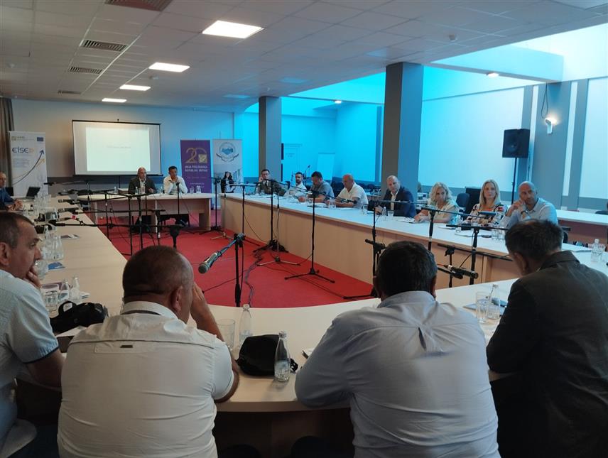 TРЕБИЊЕ, 25. ЈУНА /СРНА/ - Округли сто "Стање економије - како до веће продуктивности и плата" у Tребињу.