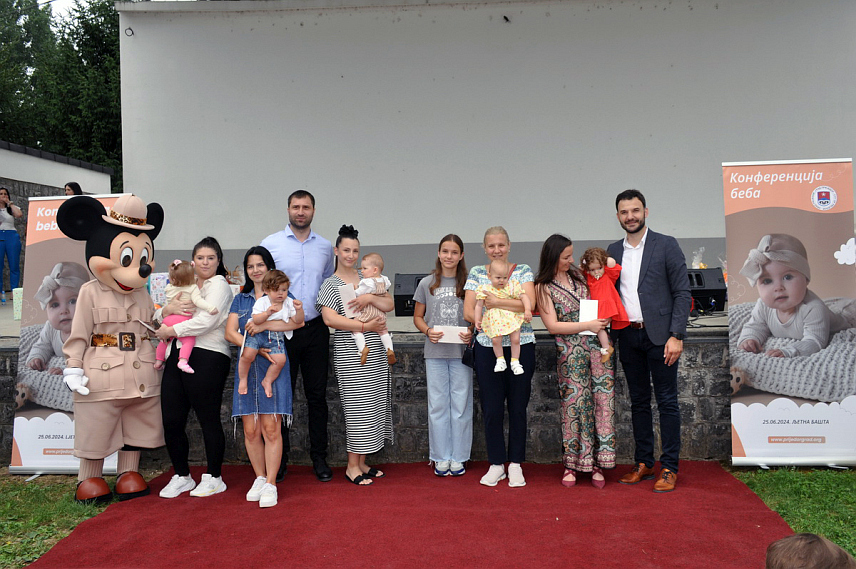 ПРИЈЕДОР, 25. ЈУНА /СРНА/ - Конференција беба у Приједору данас је окупила око 150 најмлађих суграђана рођених у протеклих годину дана.