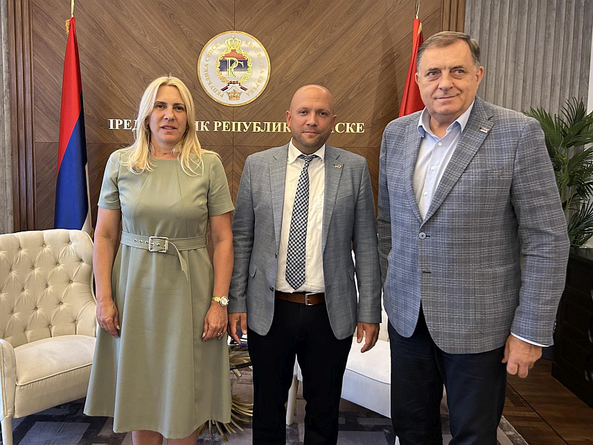 БАЊАЛУКА, 25. ЈУНА /СРНА/ - Предсједник Републике Српске Милорад Додик састао се данас у Бањалуци са специјалним изаслаником Владе Њемачке за Западни Балкан Мануелом Зарацином. Састанку у Палати Републике у Бањалуци присуствовала је и српски члан Предсједништва БиХ Жељка Цвијановић.