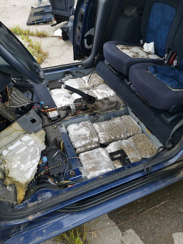 БАЊАЛУКА, 25. ЈУНА /СРНА/ - Полицијски службеници Управе за организовани и тешки криминалитет Министарства унутрашњих послова /МУП/ Републике Српске данас су у наставку оперативне акције "Рома" пронашли још 11 килограма марихуане која је била скривена у возилу "пежо".